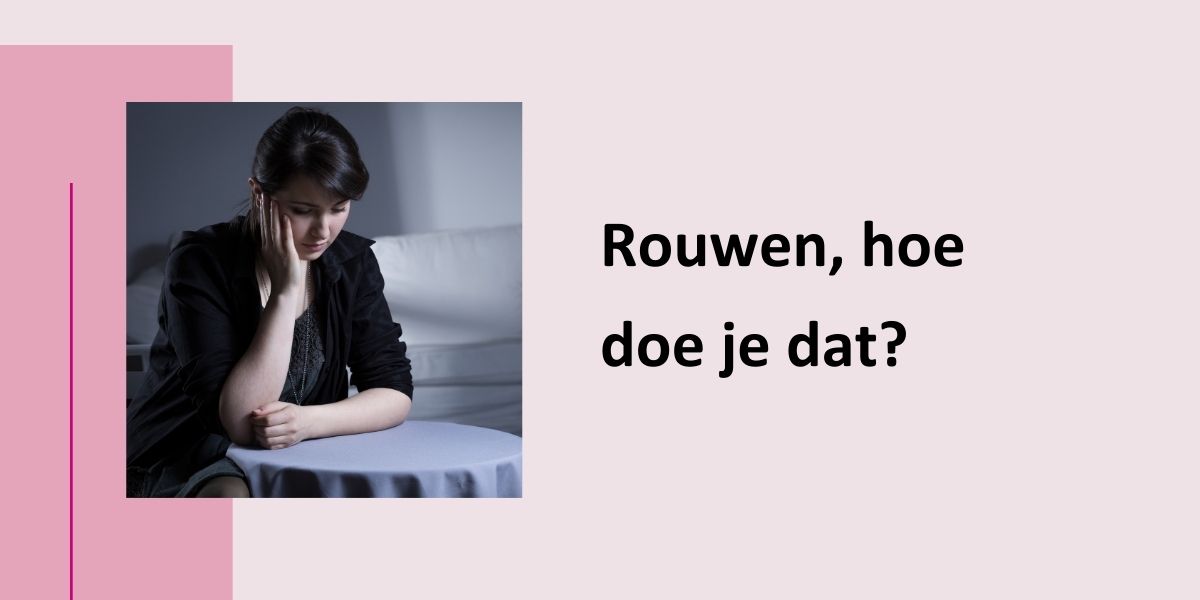 Rouwen, hoe doe je dat? Met een foto van een somber persoon aan een tafeltje